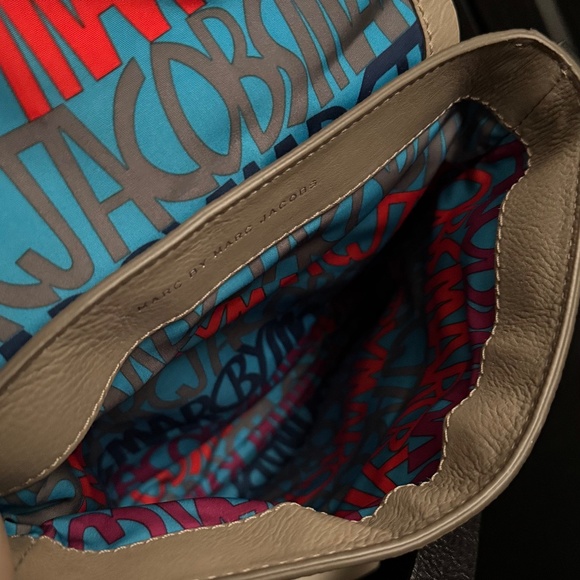 Marc by Marc Jacobs Neutral-Toned Crossbody Bag w/ Black Card Case Wallet - Picture 2 of 6